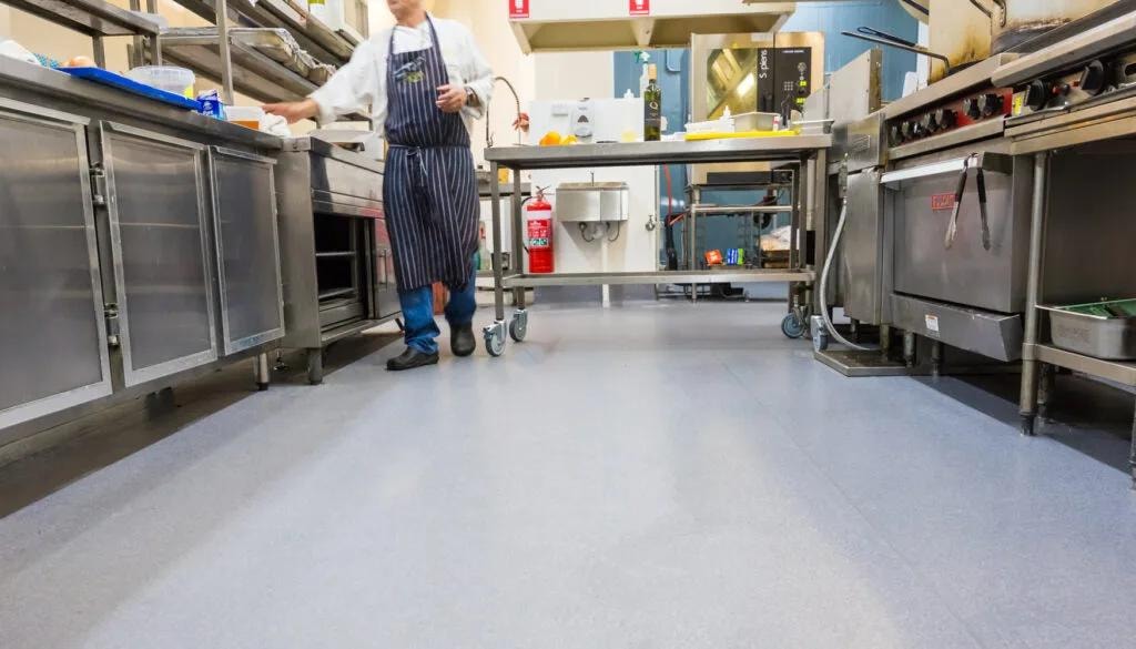 Piso epóxico — cocina comercial